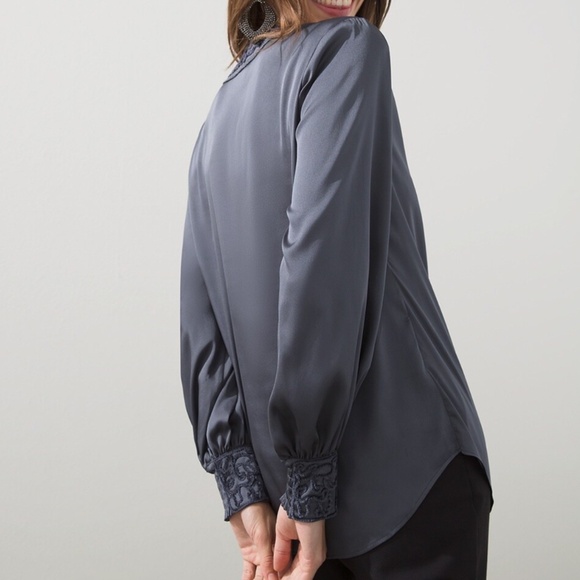 Chico’s Satin Chenille Smocked Long Sleeve Blouse in Chateau Gray sz 1 (8/10) - Picture 3 of 11